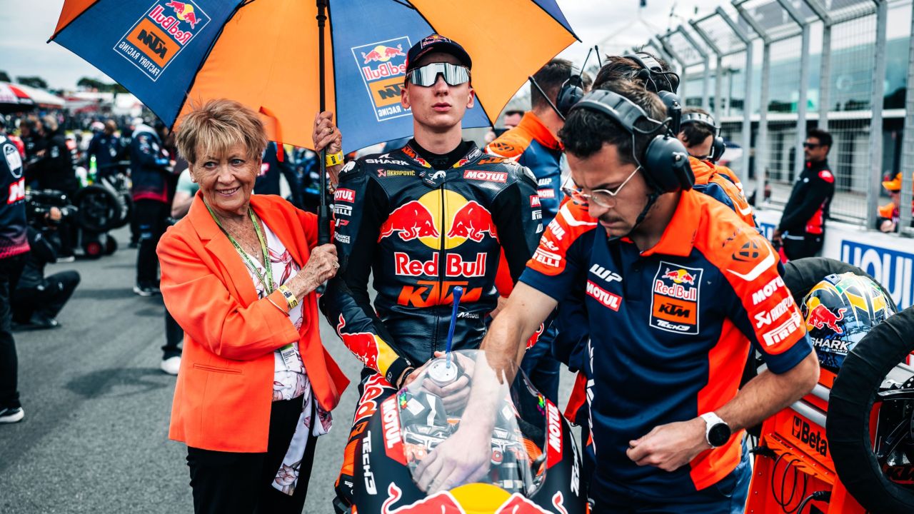 HEARTBREAKING CRASH ON HOME TURF FOR ROULSTONE AFTER AN UNBELIEVABLE START TO 3RD, PERRONE FINISHES 20TH